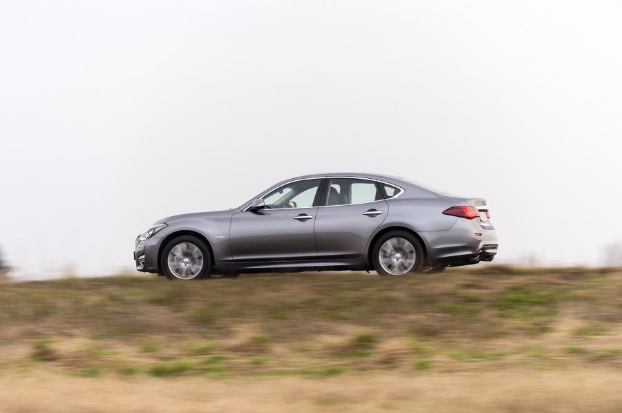  Infiniti Q70 Hybrid 2015 года  (UK) (фото 12 из 23)